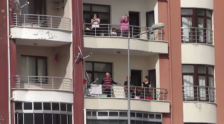  Develililer balkonlardan müziğe eşlik ederek spor yaptı