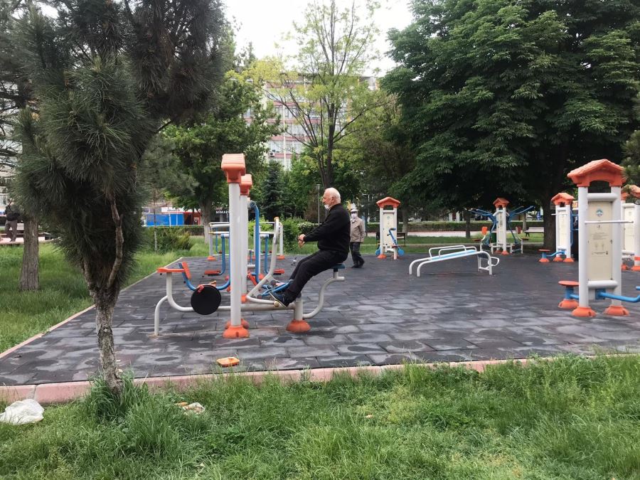  65 yaş üstü vatandaşlar, izinlerinde parklara akın etti