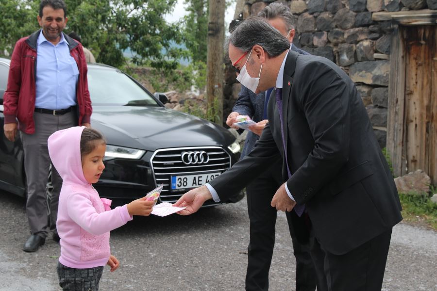 Bilal Özdoğan, çocukların bayramını şeker ve Çocuk maskesi dağıtarak kutladı