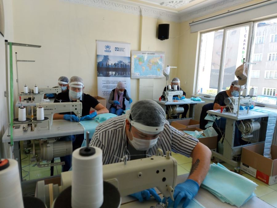 Afgan sığınmacılar gönüllü olarak maske üretiyor
