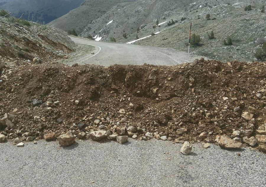  Arslantaş köyü ile Ayvat köyü yolu hafriyat dökülerek ulaşıma kapatıldı