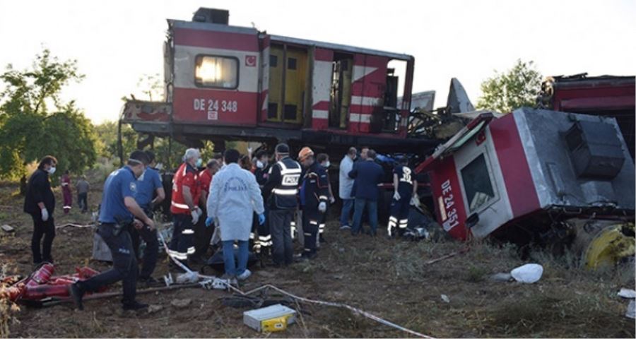 Malatya’da iki yük treni kafa kafaya çarpıştı
