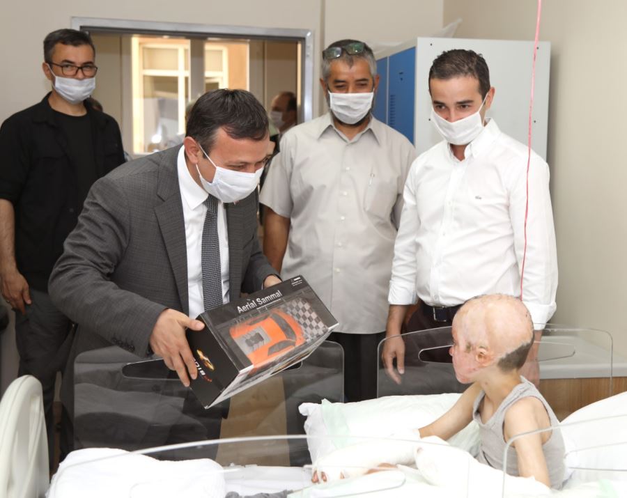 Çalış, Savaş Mağduru Küçük Halid’i Hastanede Ziyaret Etti