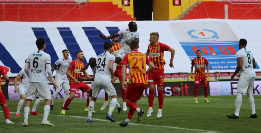 Süper Lig: Hes Kablo Kayserispor: 1 - Gençlerbirliği: 0 (İlk yarı)