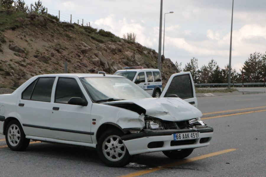 Direksiyon hakimiyetini kaybolan otomobil bariyere çarptı