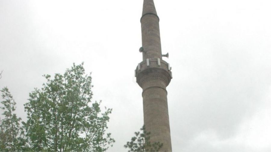 Cami minaresinden atlayan genç, kırıklarla kurtuldu