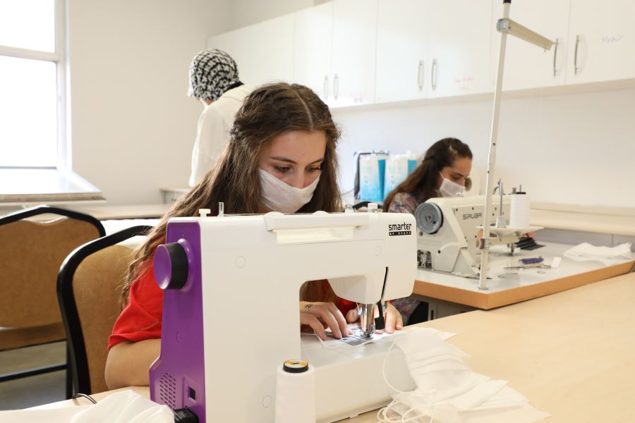 Kayseri Üniversitesi’nde  Öğrenciler Maske Üretimi Yapıyor