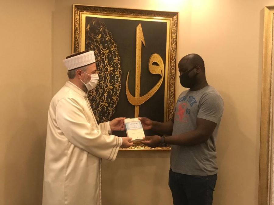 Türkiye’ye okumak için gelen Afrikalı adam Müslüman oldu