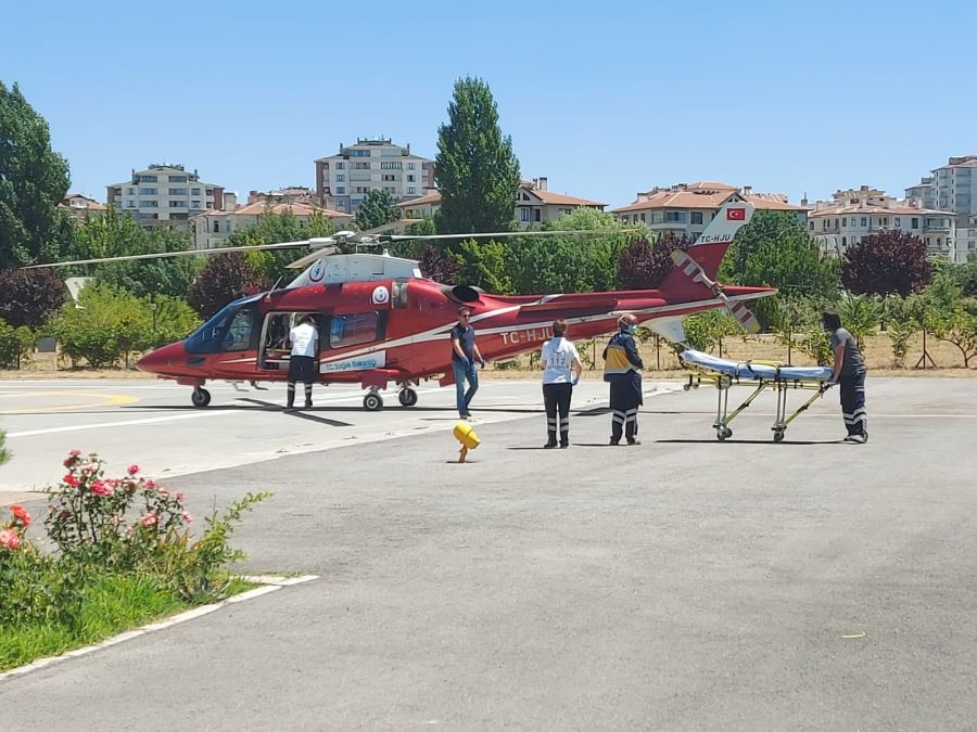 Uçuruma yuvarlanan otomobilin sürücüsü ambulans helikopterle şehir merkezine getirildi