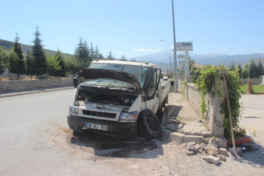  Direksiyon hakimiyetini kaybeden minibüs duvara çarptı