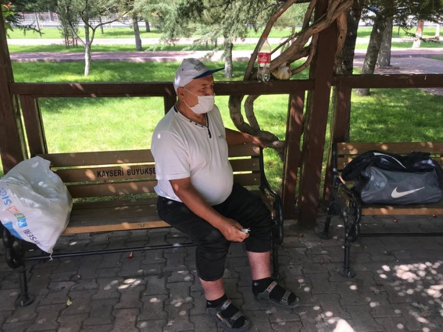  Ailesinin uzaklaştırma kararı aldırdığı yaşlı adam parkta yatıyor