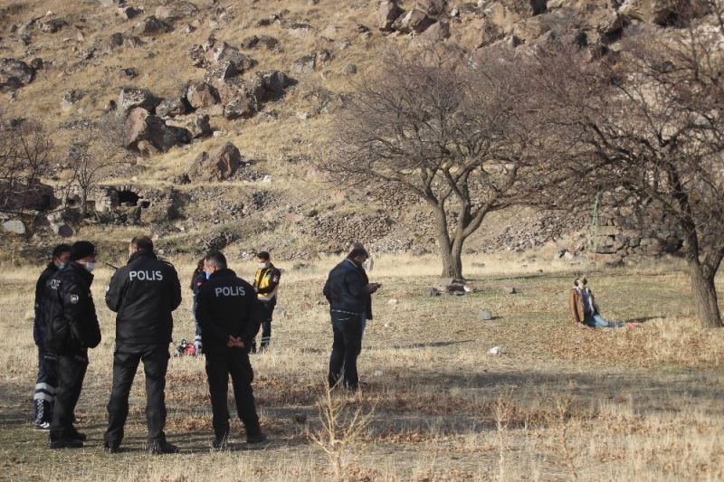 Kayseri’de dağlık alanda ağaca asılı erkek cesedi bulundu