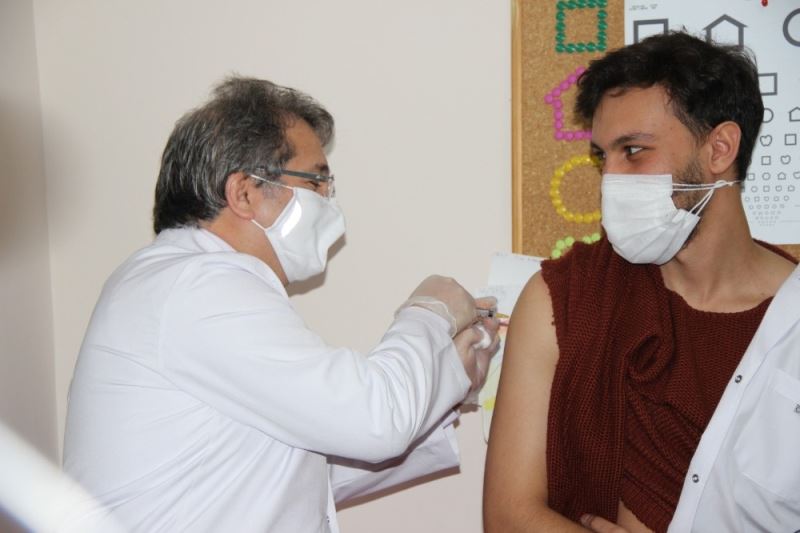 Kayseri İl Sağlık Müdürü Benli, sağlık çalışanlarına aşı yaptı
