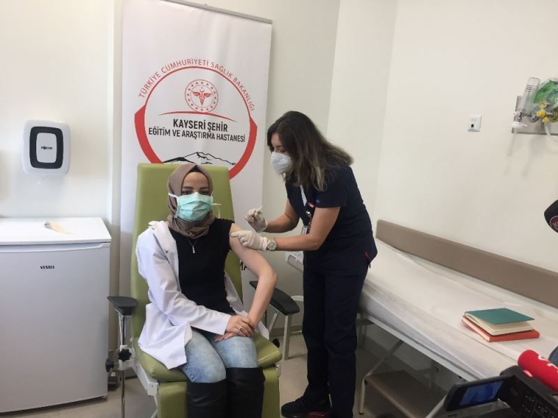 Sağlık çalışanlarına Kayseri’de de Covid-19 aşıları vurulmaya başlandı

