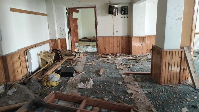 Kayseri’de yıldırım düşen camideki hasar gün ağırınca ortaya çıktı
