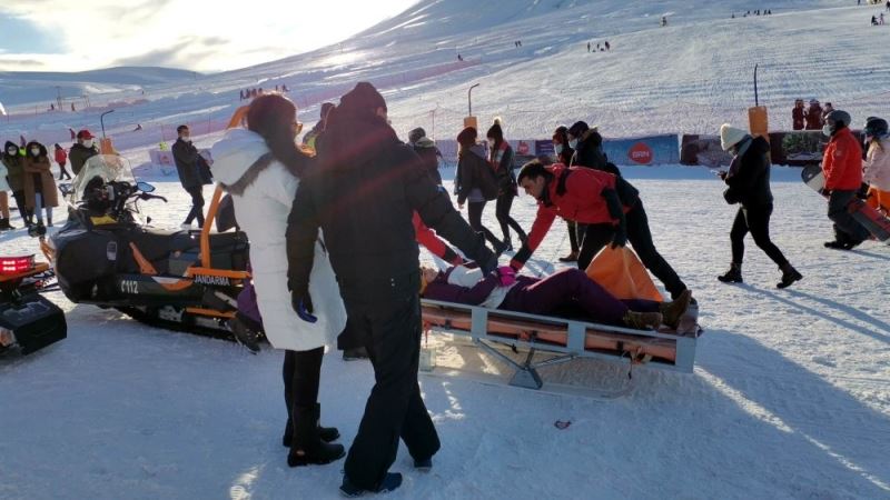 Kayak yaparken yaralanan turistin imdadına jandarma koştu
