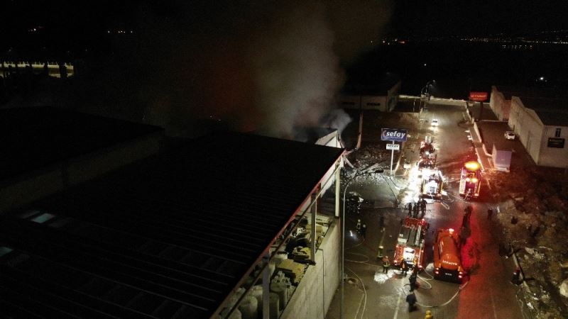 Kayseri’de mobilya fabrikasında korkutan yangını
