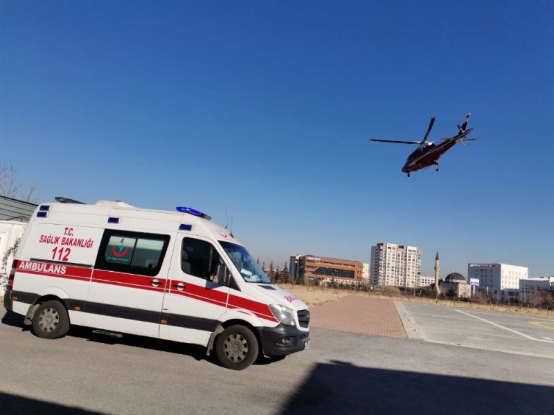 Kalp krizi geçiren yaşlı kadın ambulans helikopterle şehir merkezine getirildi
