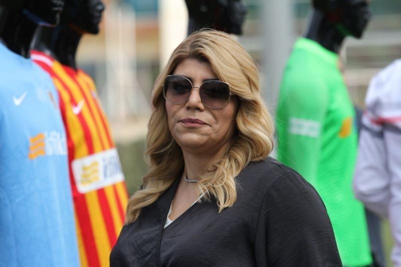 Kayserispor Başkanı Berna Gözbaşı, kadın futbol takımı aldı
