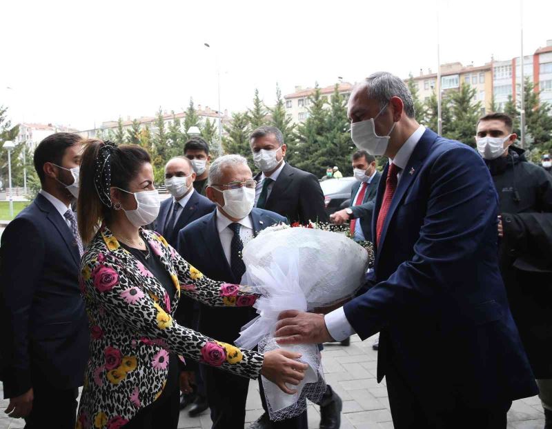 Bakan Gül Kayseri Büyükşehir Belediyesi’ni ziyaret etti
