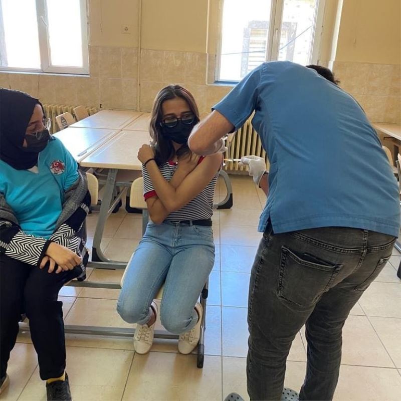 Tomarza’da lise öğrencileri korona virüs aşısı oldu
