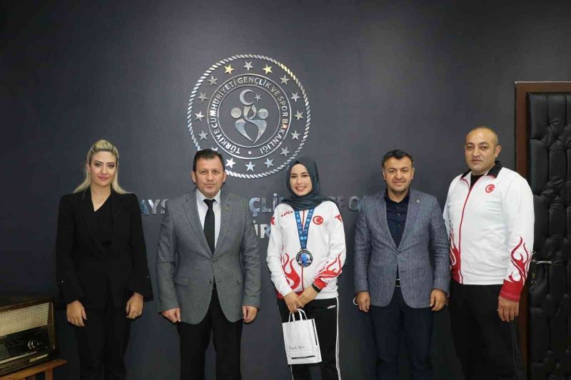 Kick  Boks Dünya ikincisi Türksoy, İl Müdürü Kabakcı’yı ziyaret etti
