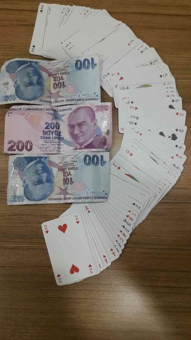 Kıraathanede kumar oynayan 5 kişiye ceza yazıldı
