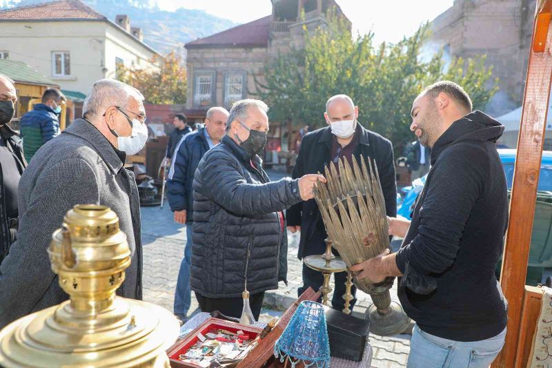 Antika pazarı yoğun ilgi gördü
