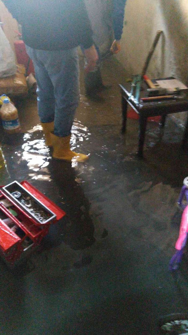 Su borusu patladı vatandaşın evini su bastı
