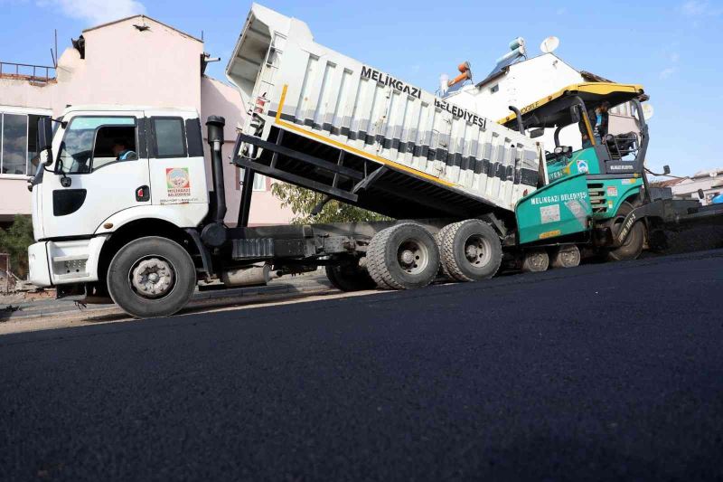 Osmanlı Mahallesi’nde asfalt çalışması ile yollar yenileniyor
