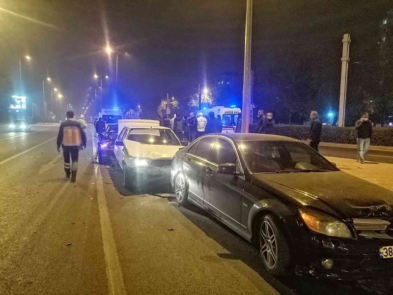 Kayseri’de 5 araçlı zincirleme trafik kazası: 3 yaralı
