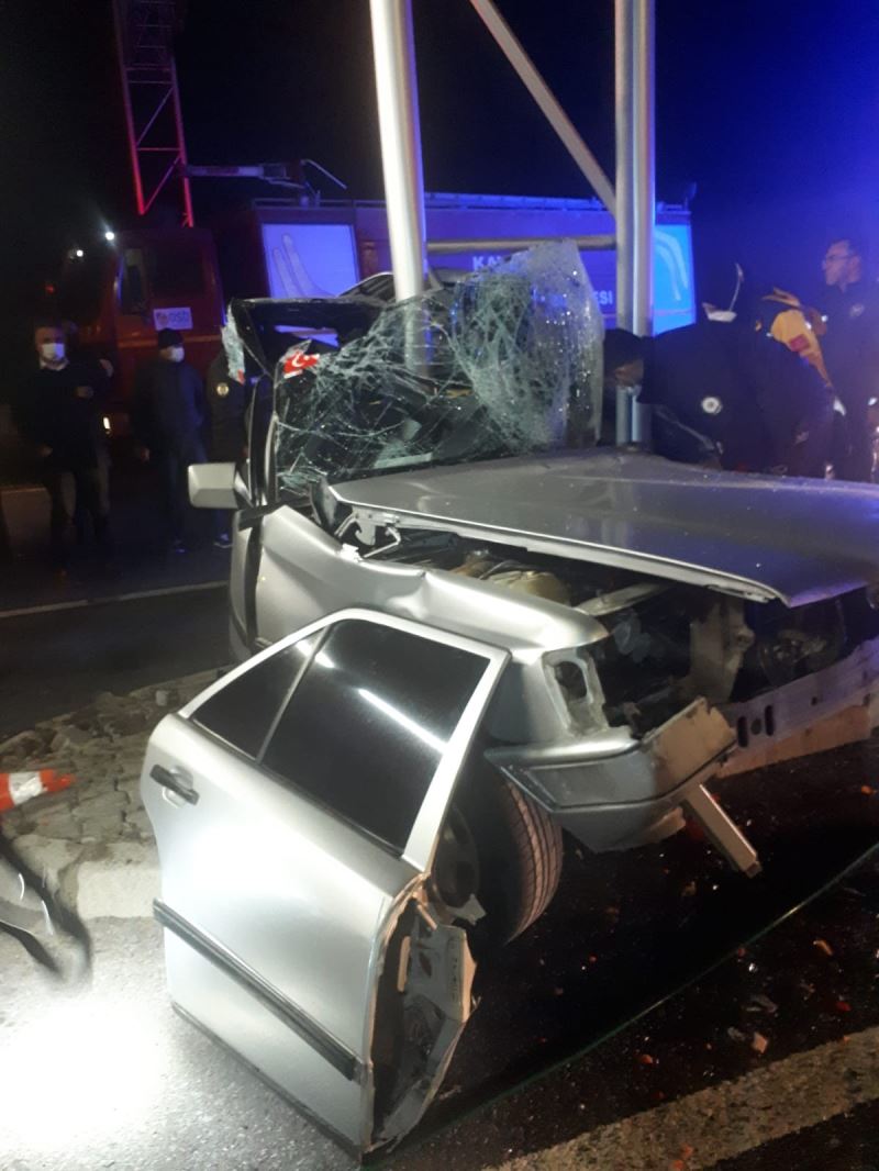 Kayseri’de otomobil yön levhasının direğine çarptı: 1 ölü 2 yaralı
