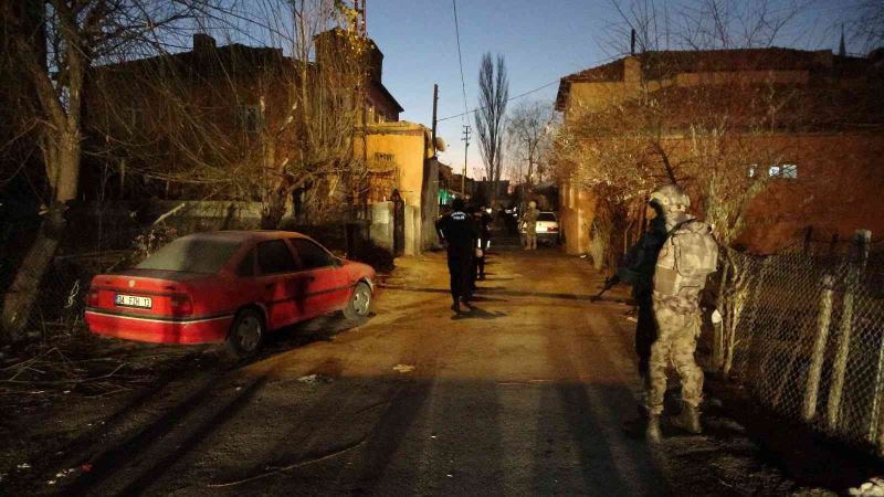 Kayseri’de 300 polisle 20 adrese şafak operasyonu: 50 gözaltı
