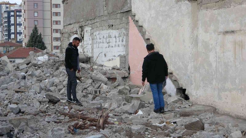 Kayseri’de evin duvarını delen hırsızlar 15 bin TL’yi çalıp kayıplara karıştı
