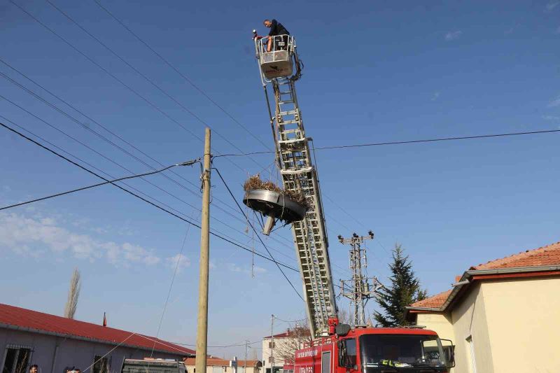 Rüzgar nedeniyle yıkılan leylek yuvası onarıldı
