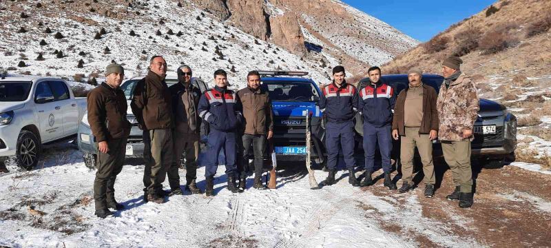 Yasa dışı avcılar şafak operasyonu ile suçüstü yakalandı
