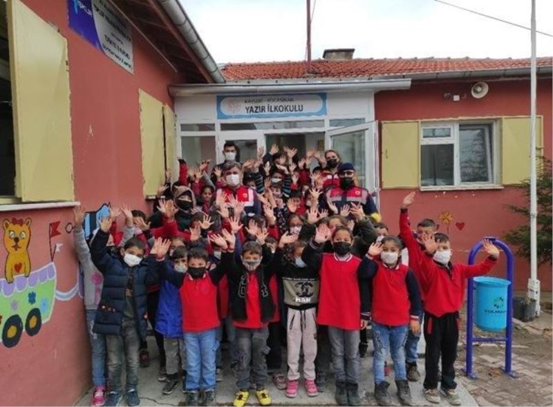 Jandarma Çocuk ve Gençlerin Korunmasına Yönelik Okul Çevreleri İle Servis Araçları Denetimi yaptı
