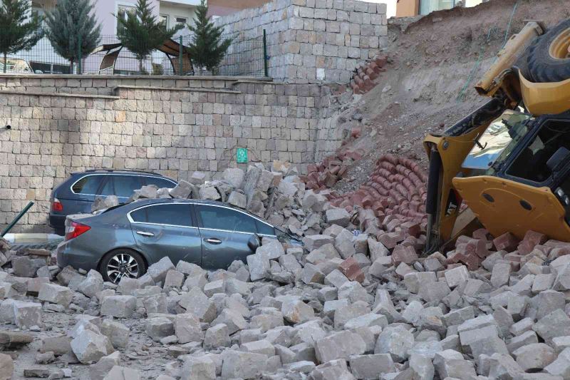 İstinat duvarı çöktü, iş makinesi aşağı düştü
