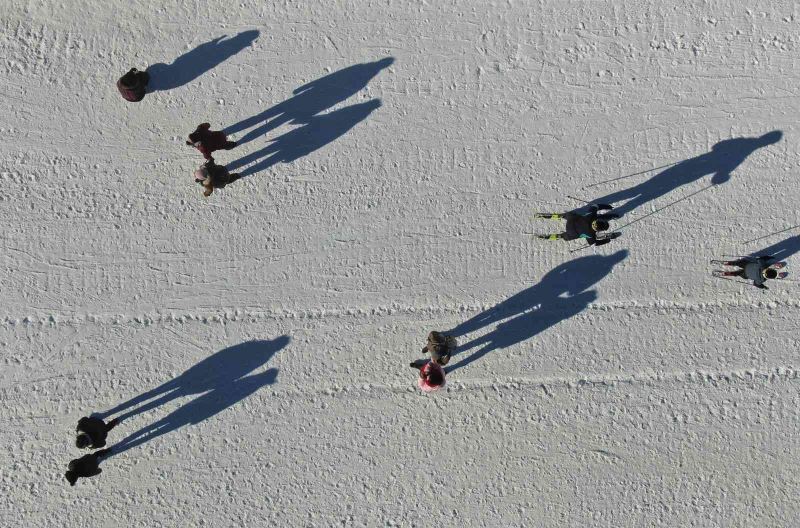 Erciyes’te sezon açıldı, kayakseverler pistlere koştu
