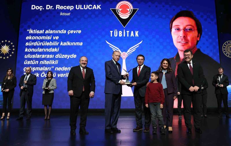 ERÜ Öğretim Üyeleri TÜBA ve TÜBİTAK Bilim Ödüllerini Aldı
