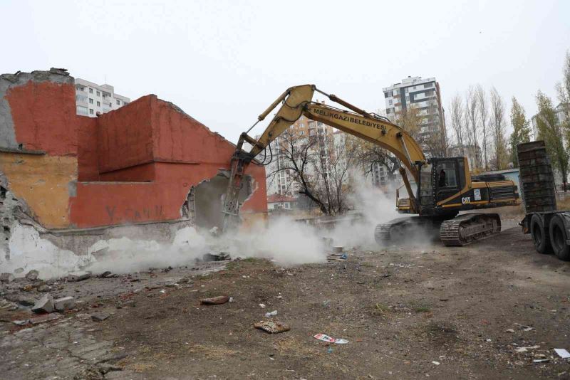 Melikgazi’de tehlike arz eden ve metruk yapılar yıkılıyor
