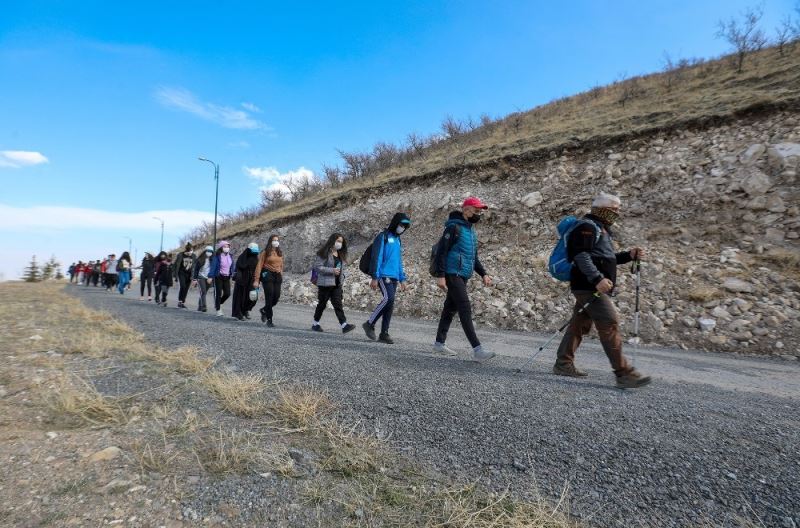 Genç dağcılar Ali Dağı’nda yürüyüşe çıktı
