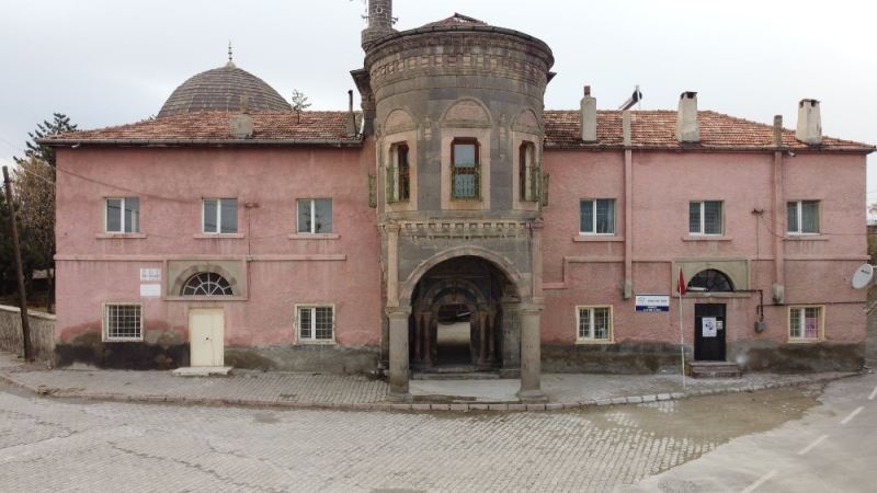Tarihi eski Tomarza Müftülük Binası’nın restorasyonu için ilk adım atıldı
