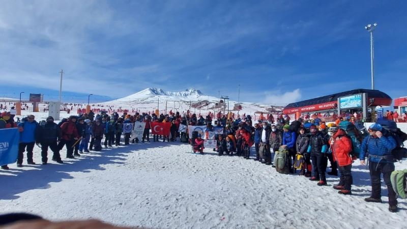 Erciyes Kış Zirve Tırmanışına katılan dağcılara katılım belgeleri verildi
