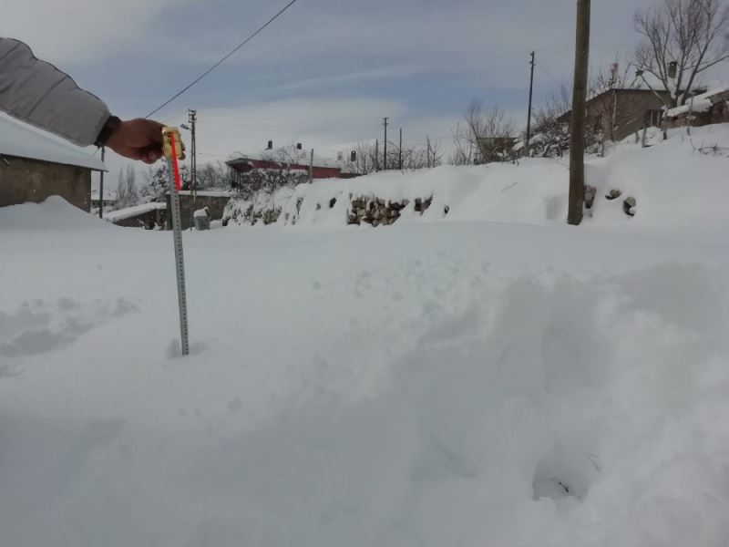 Tomarza’da kar kalınlığı 42 santimetreyi buldu
