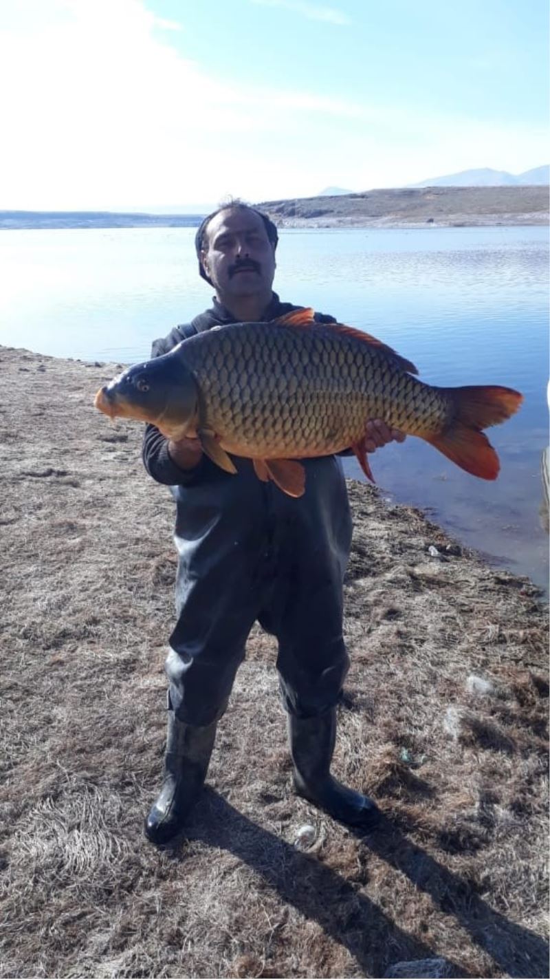 Baraj gölünde 150 santim uzunluğunda balık yakaladılar
