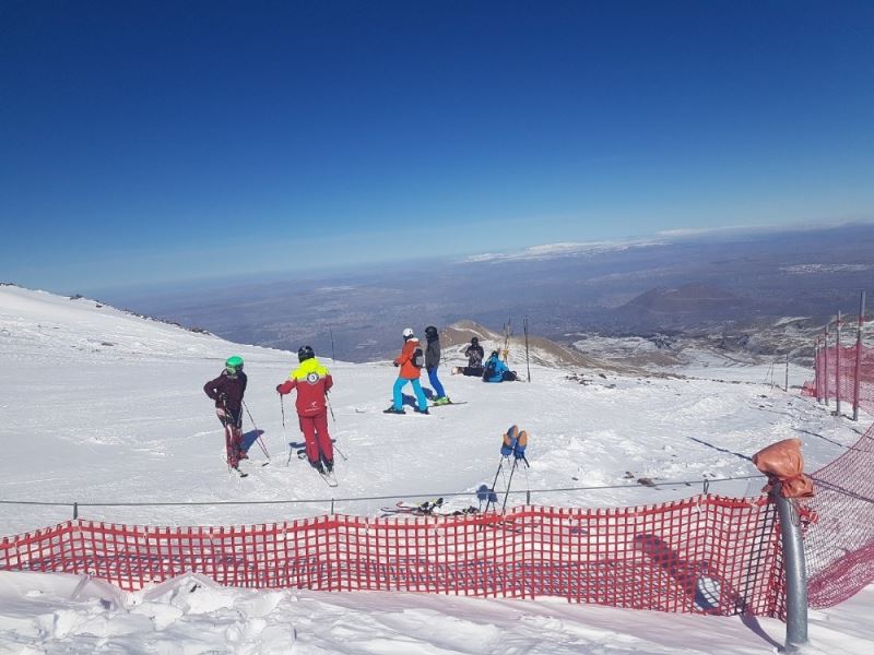 Türkiye’nin en yüksek kayak pisti, kayakçıların akınına uğradı
