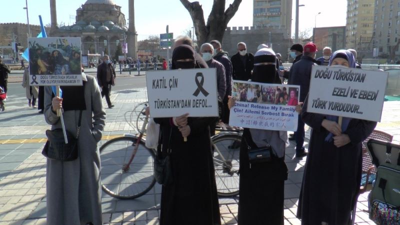 Kayseri’de Doğu Türkistanlı kadınlar ‘aile nöbeti’ tutuyor
