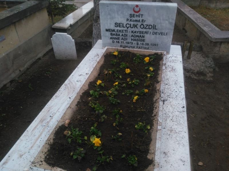 Develi’de ekipler şehit mezarlarını çiçeklerle süsledi
