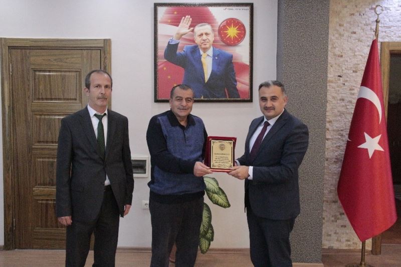 Başkan Mehmet Cabbar’dan emekli olan zabıta personeline teşekkür plaketi
